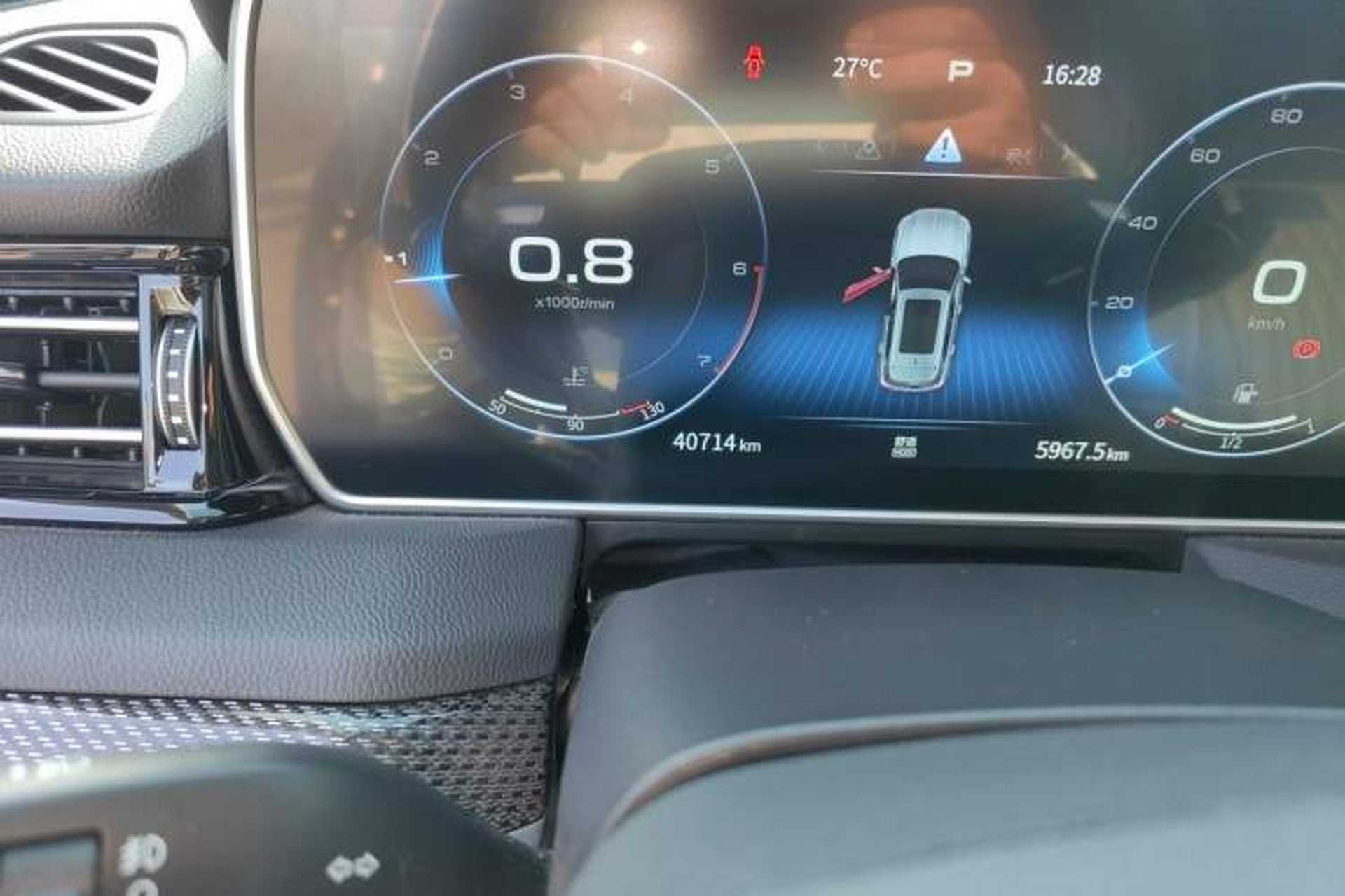 Used Hongqi HS5 2022 2.0T Smart Connect Flagship All-Wheel-Drive Version Odometer Close Up