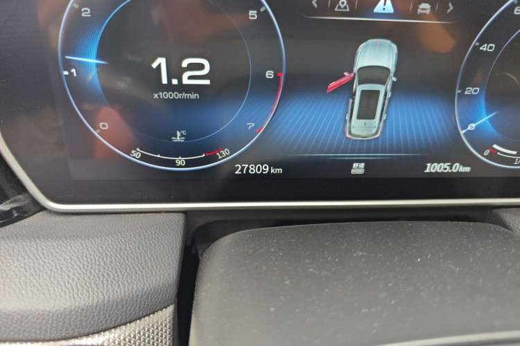 Used Hongqi HS5 2022 2.0T Smart Connect Flagship Edition Odometer Close Up
