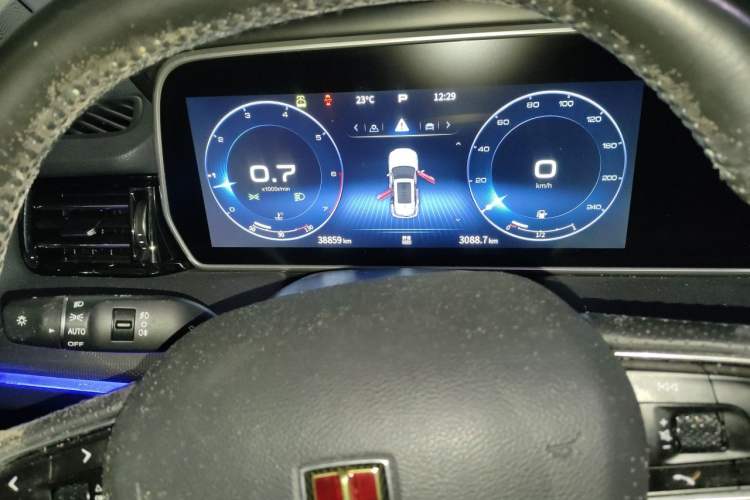 Used Hongqi HS5 2022 2.0T Smart Connect Flagship All-Wheel-Drive Version Odometer Close Up