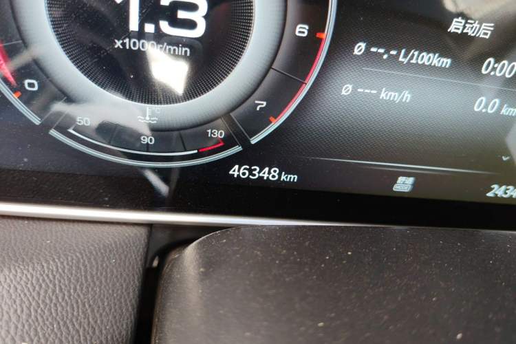 Used Hongqi HS5 2022 2.0T Smart Connect Flagship Edition Odometer Close Up