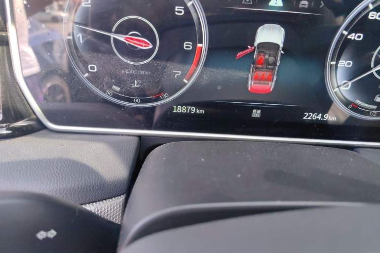 Used Hongqi HS5 2022 2.0T Smart Connect Flagship All-Wheel-Drive Version Odometer Close Up