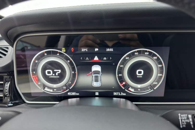 Used Hongqi HS5 2022 2.0T Smart Connect Flagship Edition Odometer Close Up