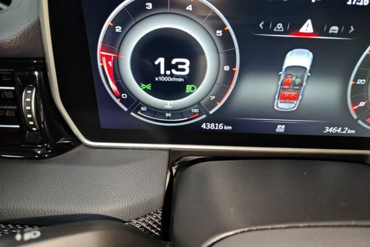 Used Hongqi HS5 2022 2.0T Smart Connect Flagship Edition Odometer Close Up