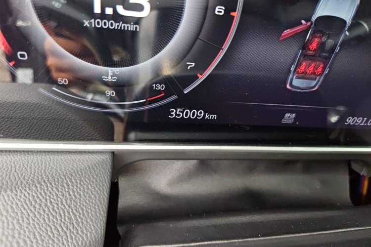Used Hongqi HS5 2022 2.0T Smart Connect Flagship Edition Odometer Close Up
