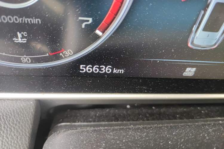 Used Hongqi HS5 2022 2.0T Smart Connect Flagship Edition Odometer Close Up