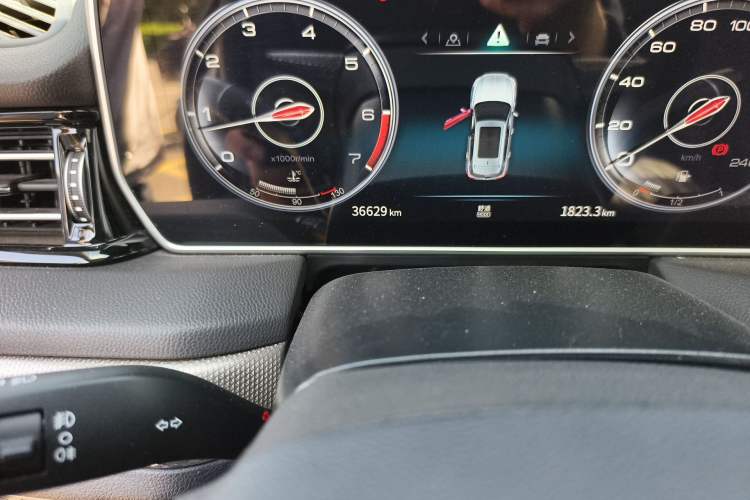 Used Hongqi HS5 2022 2.0T Smart Connect Flagship Edition Odometer Close Up