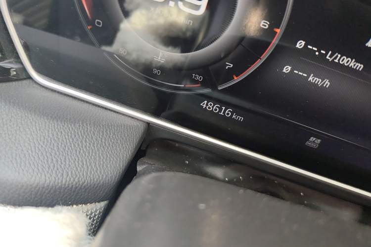 Used Hongqi HS5 2022 2.0T Smart Connect Flagship Edition Odometer Close Up
