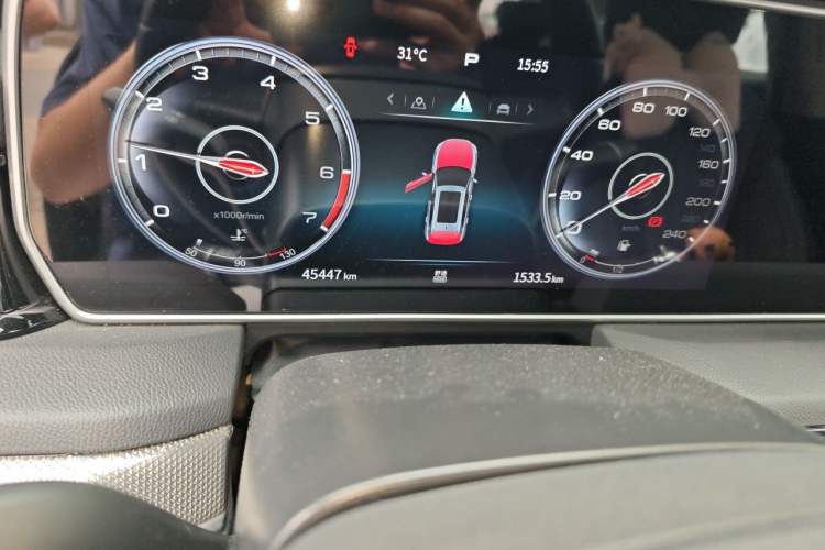 Used Hongqi HS5 2022 2.0T Smart Connect Flagship Edition Odometer Close Up