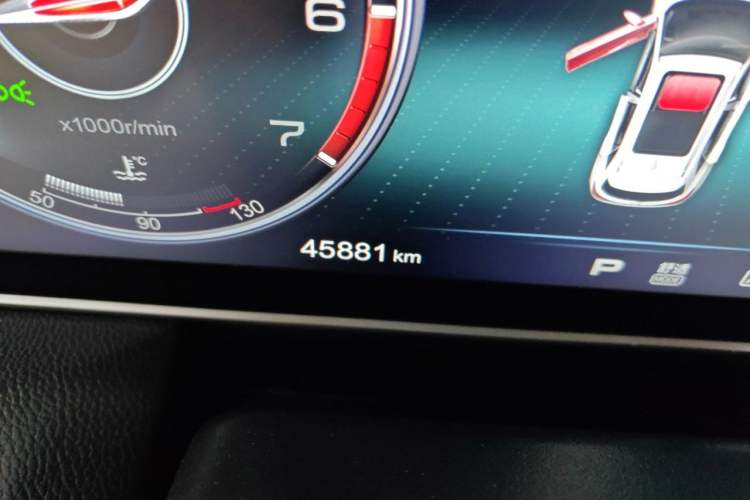 Used Hongqi HS5 2022 2.0T Smart Connect Flagship All-Wheel-Drive Version Odometer Close Up