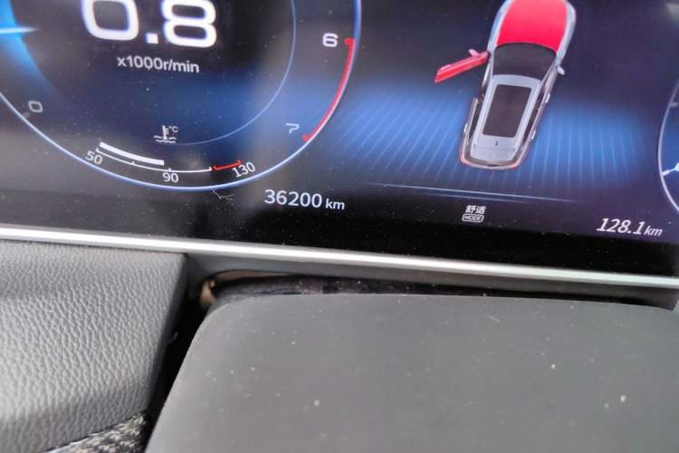 Used Hongqi HS5 2022 2.0T Smart Connect Flagship All-Wheel-Drive Version Odometer Close Up