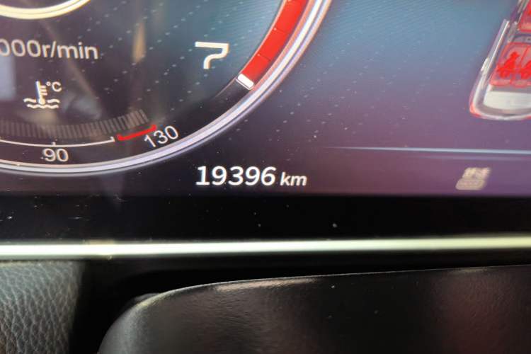 Used Hongqi HS5 2022 2.0T Smart Connect Flagship All-Wheel Drive LeGou Edition Odometer Close Up