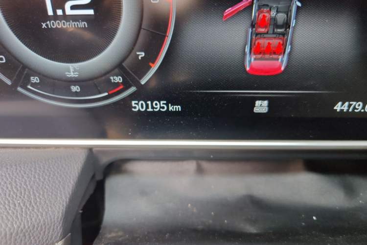 Used Hongqi HS5 2022 2.0T Smart Connect Flagship Edition Odometer Close Up