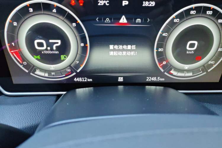 Used Hongqi HS5 2022 2.0T Smart Connect Flagship Edition Odometer Close Up