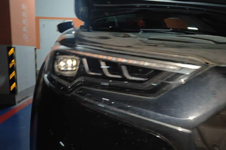 Used Hongqi HS5 2022 Facelifted Version 2.0T Smart Connect Flagship All-Wheel-Drive Edition Right Front Headlight