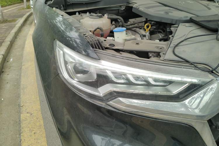 Used Hongqi HS5 2022 Facelifted Version 2.0T Smart Connect Flagship All-Wheel-Drive Edition Right Front Headlight