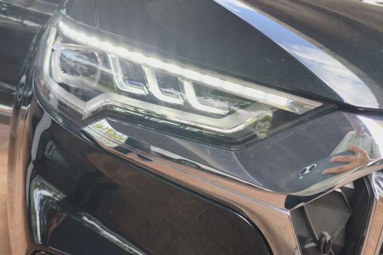 Used Hongqi HS5 2022 Facelifted Version 2.0T Smart Connect Flagship All-Wheel-Drive Edition Right Front Headlight