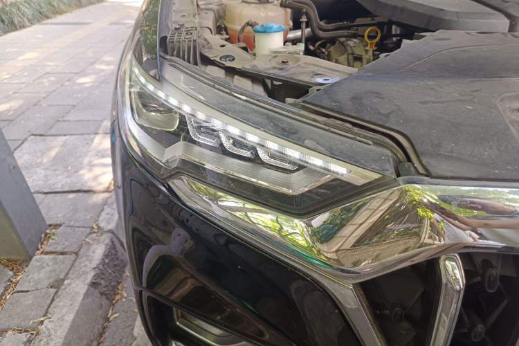 Used Hongqi HS5 2022 Facelifted Version 2.0T Smart Connect Flagship All-Wheel-Drive Edition Right Front Headlight