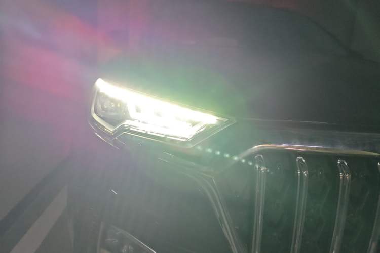 Used Hongqi HS5 2022 2.0T Smart Connect Flagship All-Wheel-Drive Version Right Front Headlight