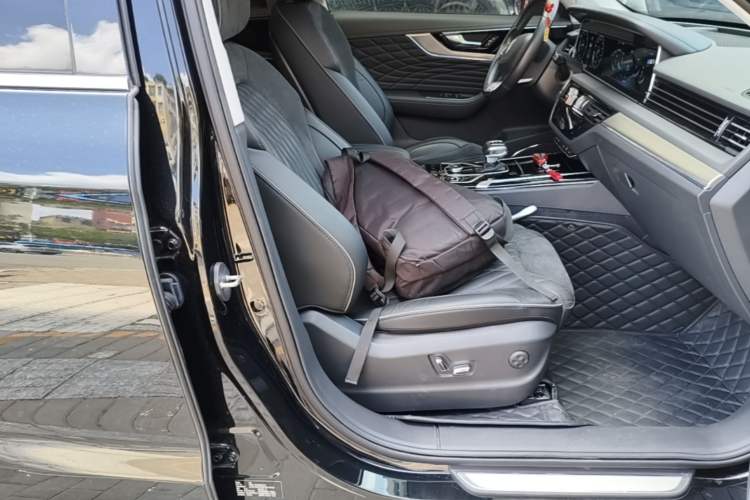 Used Hongqi HS5 2022 Facelifted Version 2.0T Smart Connect Flagship All-Wheel-Drive Edition Right Front Seat