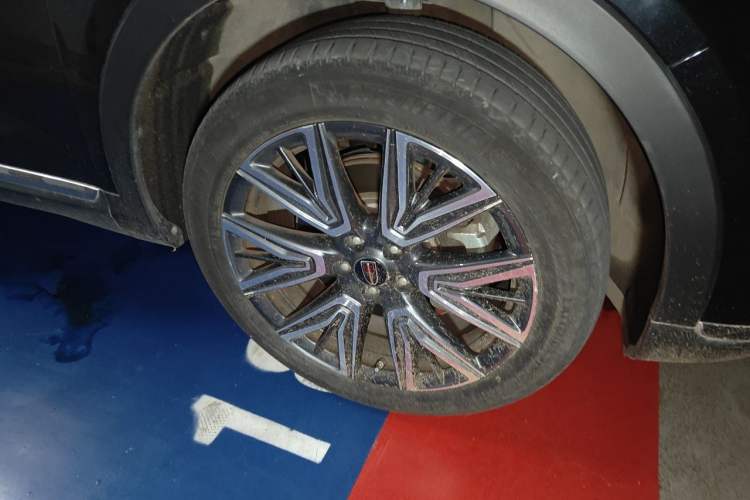 Used Hongqi HS5 2022 Facelifted Version 2.0T Smart Connect Flagship All-Wheel-Drive Edition Right Front Wheel Hub