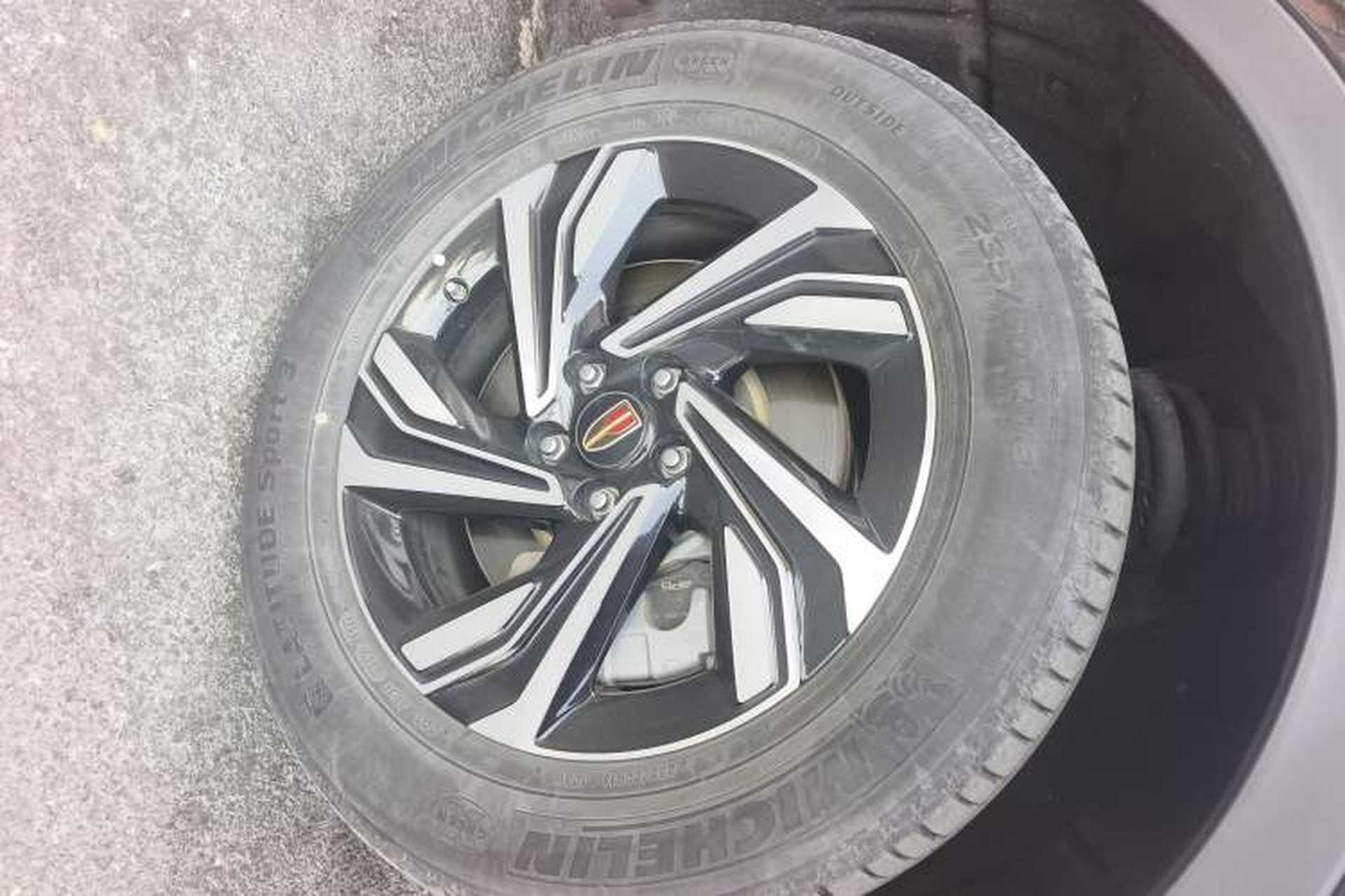 Used Hongqi HS5 2022 Revised Version 2.0T Smart Connect Flagship Edition Right Front Wheel Hub