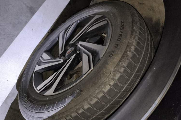 Used Hongqi HS5 2022 Revised Version 2.0T Smart Connect Flagship Edition Right Front Wheel Hub