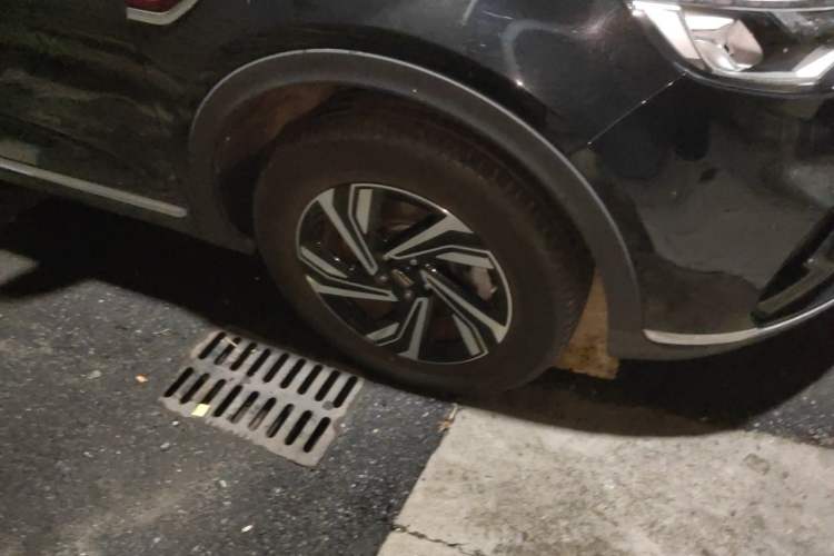 Used Hongqi HS5 2022 Revised Version 2.0T Smart Connect Flagship Edition Right Front Wheel Hub