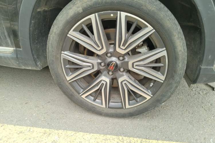 Used Hongqi HS5 2022 Facelifted Version 2.0T Smart Connect Flagship All-Wheel-Drive Edition Right Front Wheel Hub