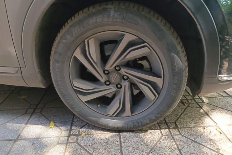 Used Hongqi HS5 2022 Revised Version 2.0T Smart Connect Flagship Edition Right Front Wheel Hub