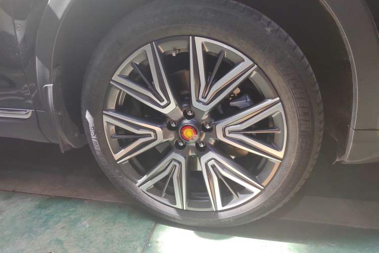 Used Hongqi HS5 2022 Facelifted Version 2.0T Smart Connect Flagship All-Wheel-Drive Edition Right Front Wheel Hub