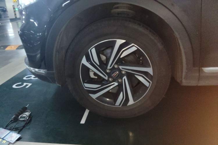 Used Hongqi HS5 2022 Revised Version 2.0T Smart Connect Flagship Edition Right Front Wheel Hub