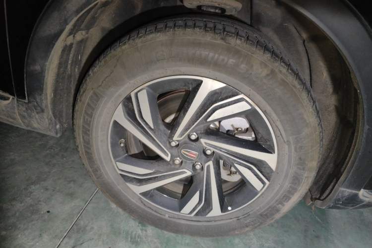 Used Hongqi HS5 2022 Revised Version 2.0T Smart Connect Flagship Edition Right Front Wheel Hub