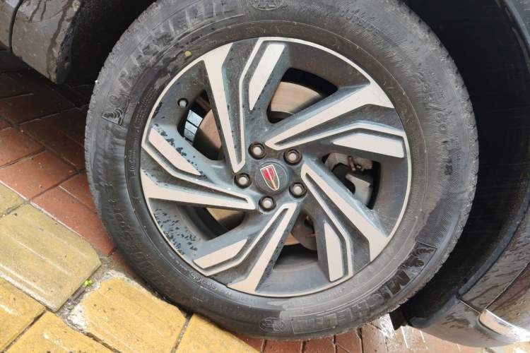 Used Hongqi HS5 2022 Revised Version 2.0T Smart Connect Flagship Edition Right Front Wheel Hub