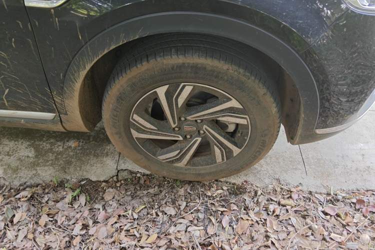 Used Hongqi HS5 2022 Revised Version 2.0T Smart Connect Flagship Edition Right Front Wheel Hub
