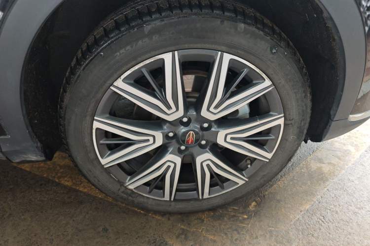 Used Hongqi HS5 2022 Facelifted Version 2.0T Smart Connect Flagship All-Wheel-Drive Edition Right Front Wheel Hub