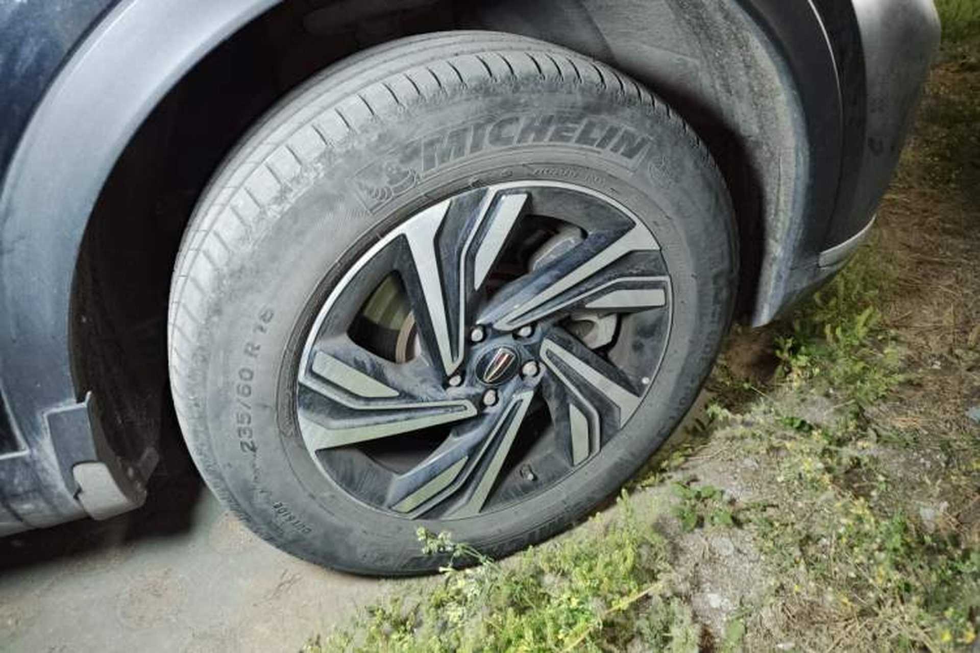Used Hongqi HS5 2022 Revised Version 2.0T Smart Connect Flagship Edition Right Front Wheel Hub