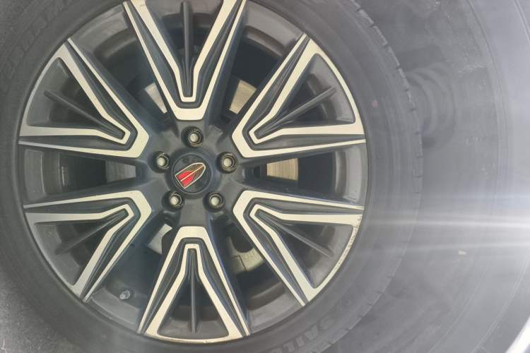 Used Hongqi HS5 2022 Facelifted Version 2.0T Smart Connect Flagship All-Wheel-Drive Edition Right Front Wheel Hub