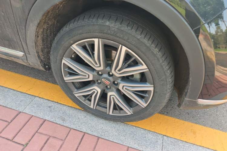 Used Hongqi HS5 2022 Facelifted Version 2.0T Smart Connect Flagship All-Wheel-Drive Edition Right Front Wheel Hub