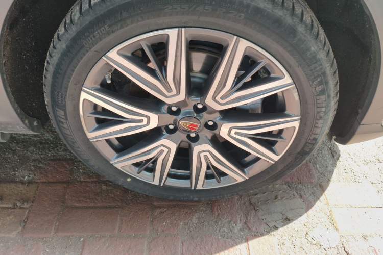 Used Hongqi HS5 2022 Facelifted Version 2.0T Smart Connect Flagship All-Wheel-Drive Edition Right Front Wheel Hub