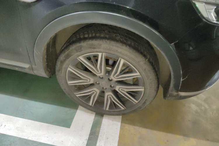 Used Hongqi HS5 2022 2.0T Smart Connect Flagship All-Wheel-Drive Version Right Front Wheel Hub