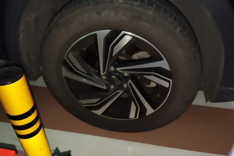 Used Hongqi HS5 2022 Revised Version 2.0T Smart Connect Flagship Edition Right Front Wheel Hub