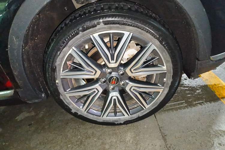Used Hongqi HS5 2022 Facelifted Version 2.0T Smart Connect Flagship All-Wheel-Drive Edition Right Front Wheel Hub