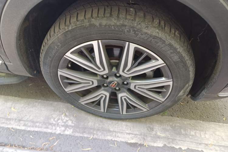 Used Hongqi HS5 2022 Facelifted Version 2.0T Smart Connect Flagship All-Wheel-Drive Edition Right Front Wheel Hub