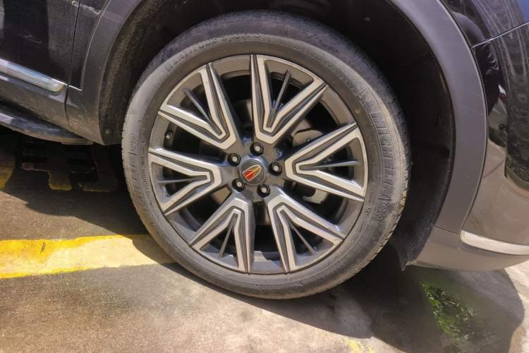Used Hongqi HS5 2022 Facelifted Version 2.0T Smart Connect Flagship All-Wheel-Drive Edition Right Front Wheel Hub