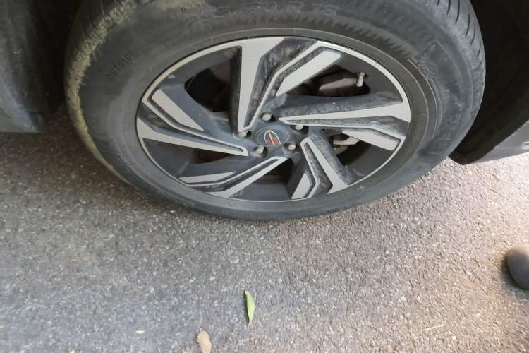 Used Hongqi HS5 2022 Revised Version 2.0T Smart Connect Flagship Edition Right Front Wheel Hub