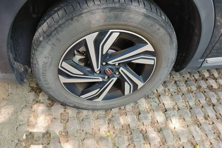 Used Hongqi HS5 2022 Revised Version 2.0T Smart Connect Flagship Edition Right Front Wheel Hub