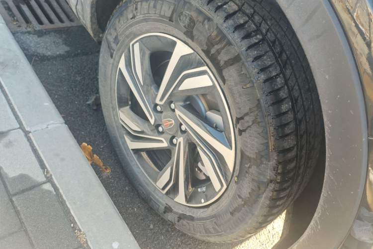 Used Hongqi HS5 2022 Revised Version 2.0T Smart Connect Flagship Edition Right Front Wheel Hub