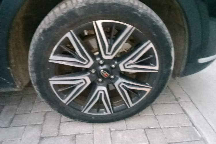 Used Hongqi HS5 2022 Facelifted Version 2.0T Smart Connect Flagship All-Wheel-Drive Edition Right Front Wheel Hub