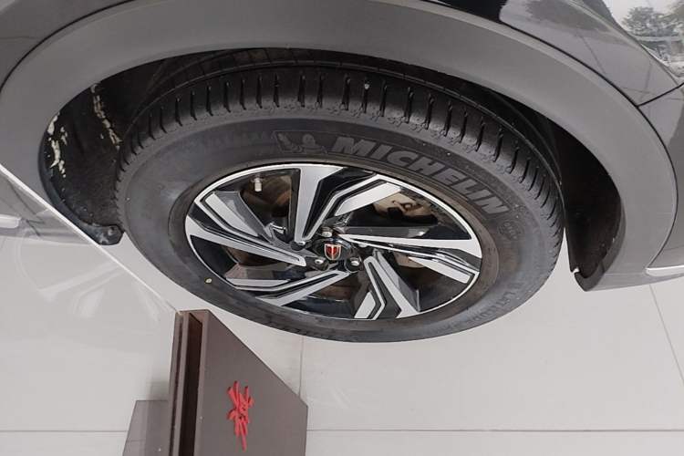 Used Hongqi HS5 2022 Revised Version 2.0T Smart Connect Flagship Edition Right Front Wheel Hub