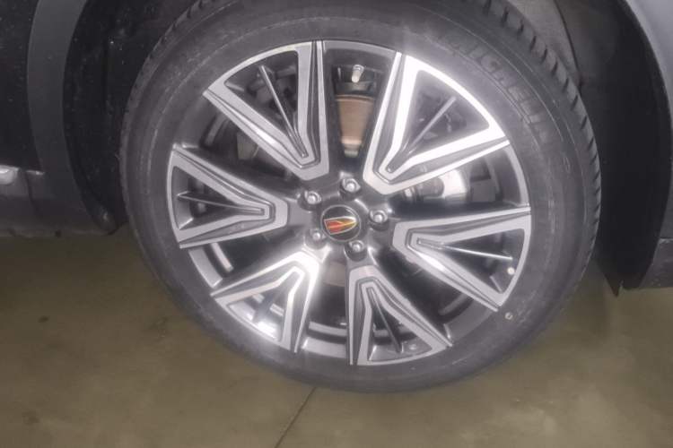 Used Hongqi HS5 2022 Facelifted Version 2.0T Smart Connect Flagship All-Wheel-Drive Edition Right Front Wheel Hub
